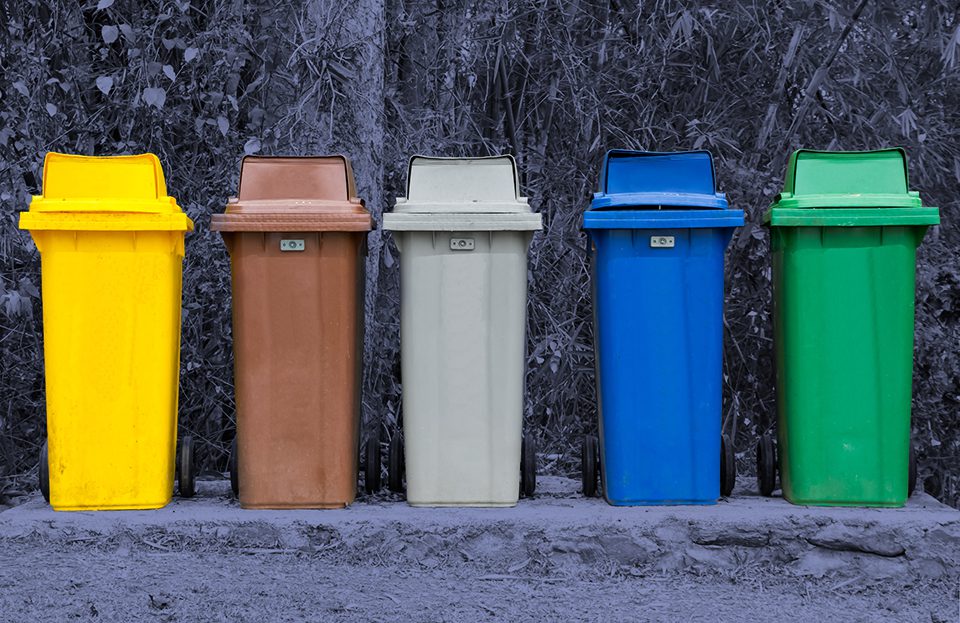 Tipos de contenedores de reciclaje: amarillo, azul, verde, marrón y gris